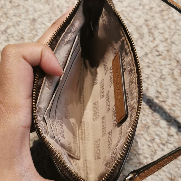 SOLD Michael kors wristlet - Picture 4 of 7